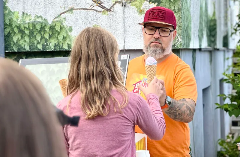 Kinder an der Mobilen Eisbar beim Kinderfest im Stadion der Freundschaft